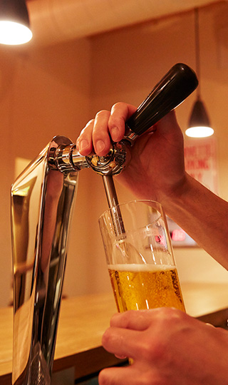 ビールを注ぐ